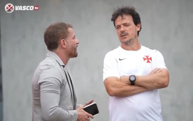 Pedrinho e Fernando Diniz conversam nos bastidores do Vasco