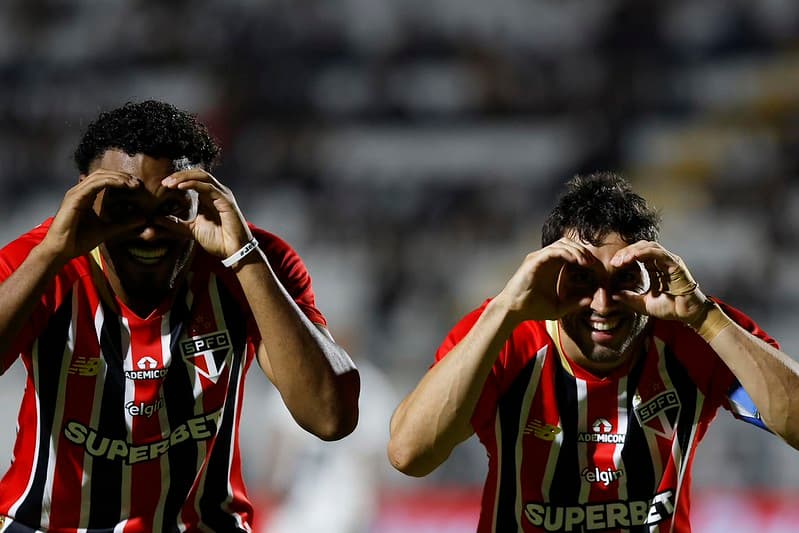 Jogadores do São Paulo comemoram gol contra a Ponte Preta