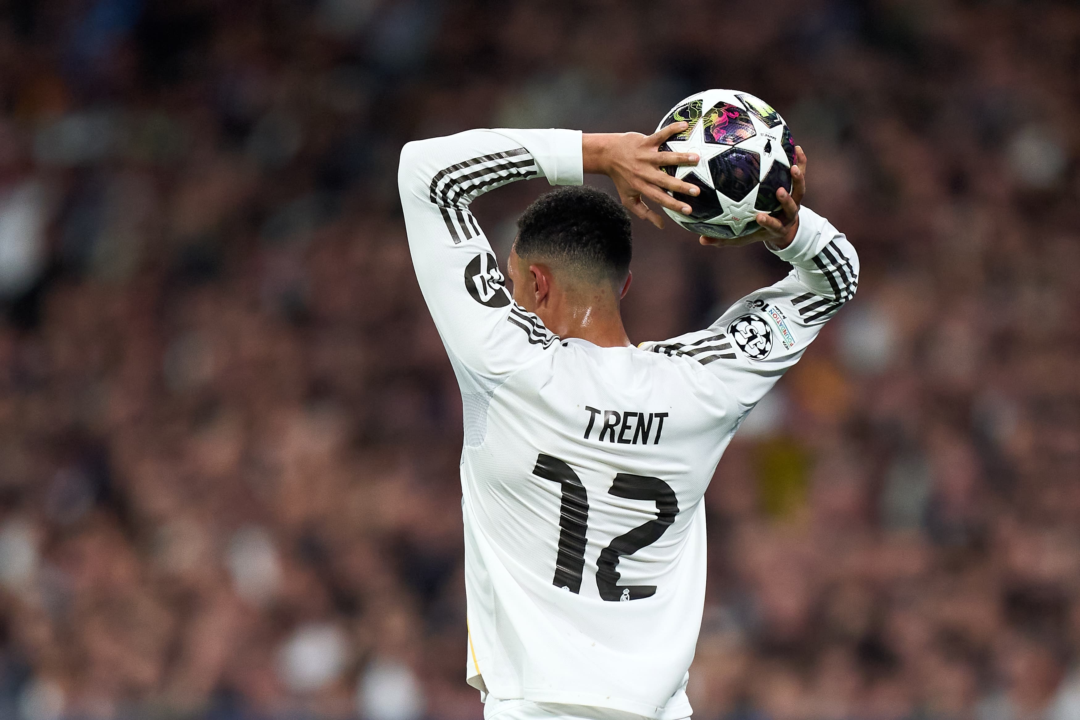 Trent Alexander-Arnold, do Real Madrid, cobra um arremesso lateral durante a partida de volta do play-off da Liga dos Campeões da UEFA 2025/26 entre Real Madrid CF e SL Benfica, no Estádio Santiago Bernabéu, em 25 de fevereiro de 2026, em Madri, Espanha.