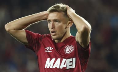 Rodrigo Castillo, do Lanús, leva as mãos a cabeça