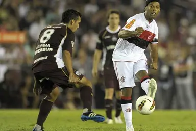 Ronaldinho dá passe com a perna esquerda durante Lanús x Flamengo