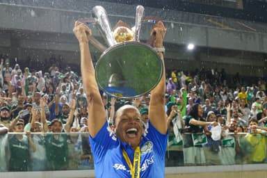 Rosana Augusto sorridente levantando o troféu de campeã da Supercopa do Brasil Feminina vencida pelo Palmeiras contra o Corinthians