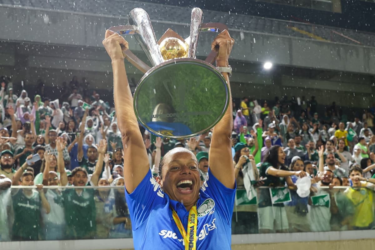 Rosana Augusto sorridente levantando o troféu de campeã da Supercopa do Brasil Feminina vencida pelo Palmeiras contra o Corinthians