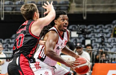 Shaq Johnson se prepara para arremesso em FlaBasquete x Franca