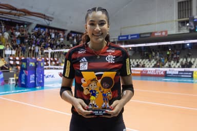 Tainara com o troféu Viva Vôlei após ser eleita a melhor em quadra pelo Sesc Flamengo