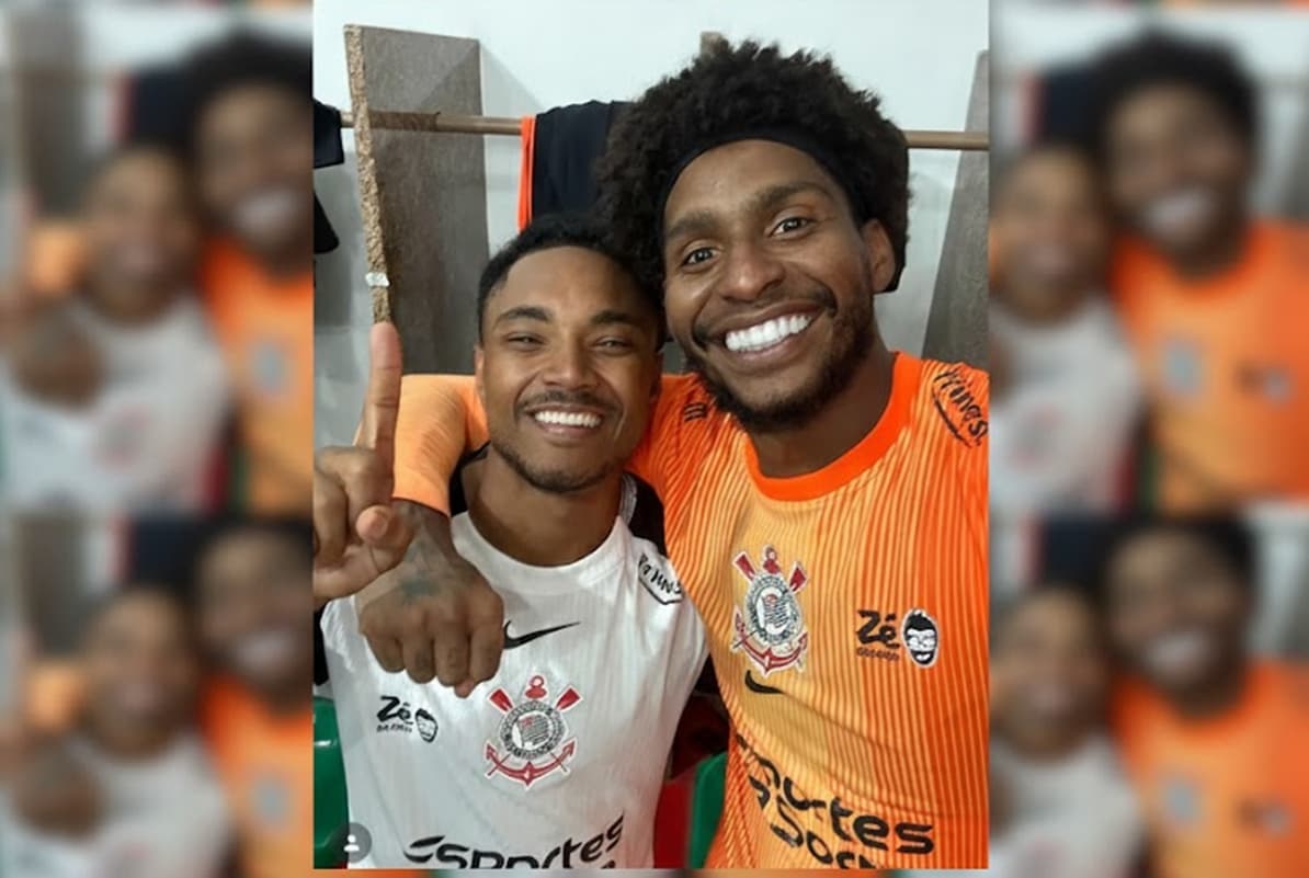 Vitinho e Hugo Souza, heróis da classificação do Corinthians sobre a Portuguesa no Paulistão, abraçados sorridentes no vestiário