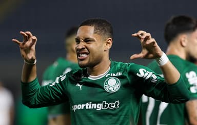 Vitor Roque comemora gol pelo Palmeiras contra o Fluminense no Brasileirão fazendo o tradicional gesto do "trigrinho"