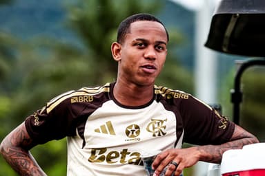 Wallace Yan durante treino do Flamengo no Ninho do Urubu