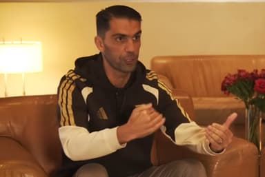 Alfredo Almeida, diretor de base do Flamengo, gesticula enquanto dá entrevista à Flamengo TV