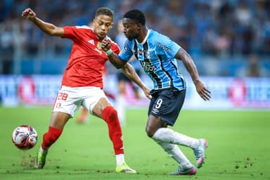 Amuzu e Vitinho disputam bola em Grêmio x Internacional, o GreNal 450, na ida da final do Campeonato Gaúcho 2026