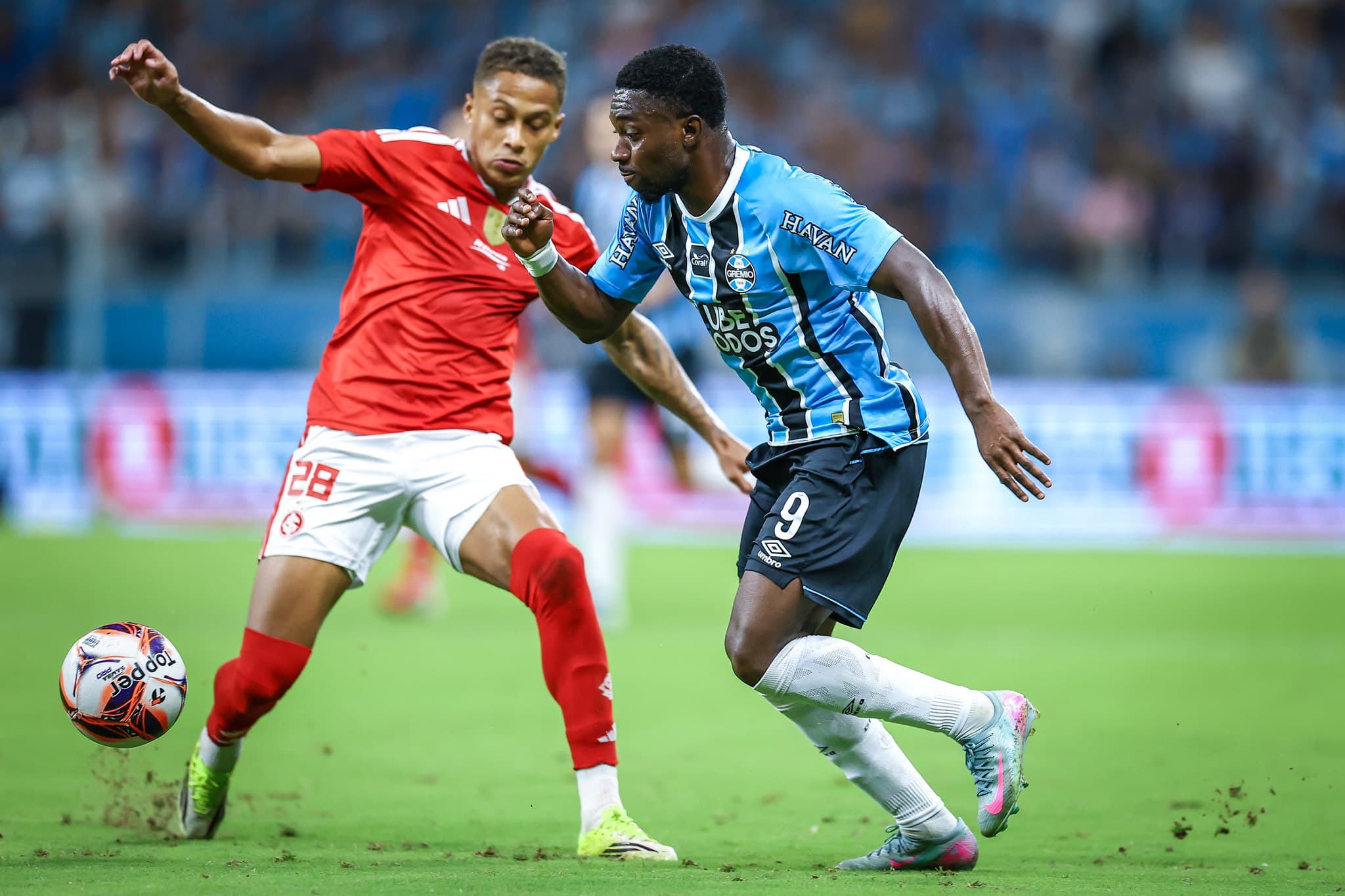 Amuzu e Vitinho disputam bola em Grêmio x Internacional, o GreNal 450, na ida da final do Campeonato Gaúcho 2026