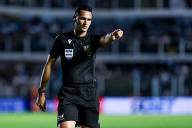 Árbitro Matheus Candançan, que apital final Palmeiras x Novorizontino, assinalando marcação durante Santos x Mirassol no Brasileirão 2025