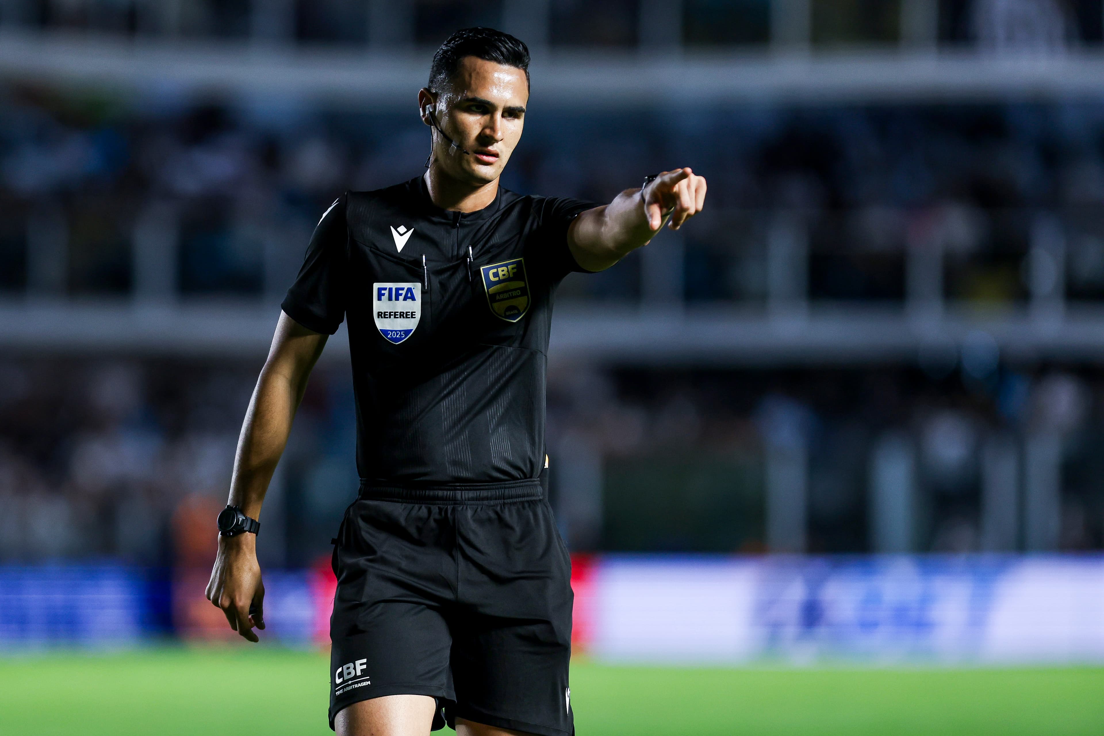 Árbitro Matheus Candançan, que apital final Palmeiras x Novorizontino, assinalando marcação durante Santos x Mirassol no Brasileirão 2025