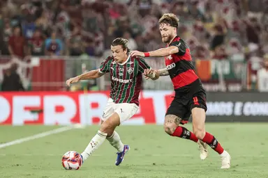 Canobbio tenta se desvencilhar da marcação de Léo Pereira em Fluminense 0x0 Flamengo na final do Carioca 2026