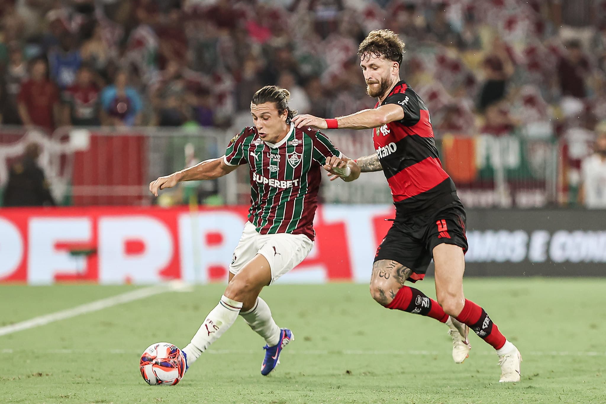 Canobbio tenta se desvencilhar da marcação de Léo Pereira em Fluminense 0x0 Flamengo na final do Carioca 2026
