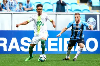 Arthur marca jogador da Chapecoense em jogo de 2017