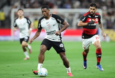 Lucas Paquetá em campo durante Corinthians x Flamengo, em Itaquera