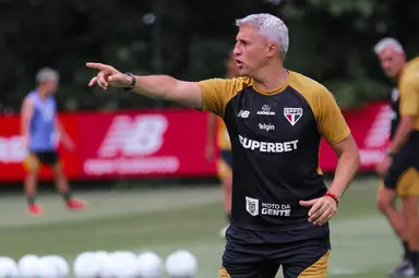 Crespo gesticula durante treinamento do São Paulo
