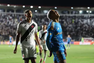 Caua Barros grita, enquanto Matheus Pereira se lamenta