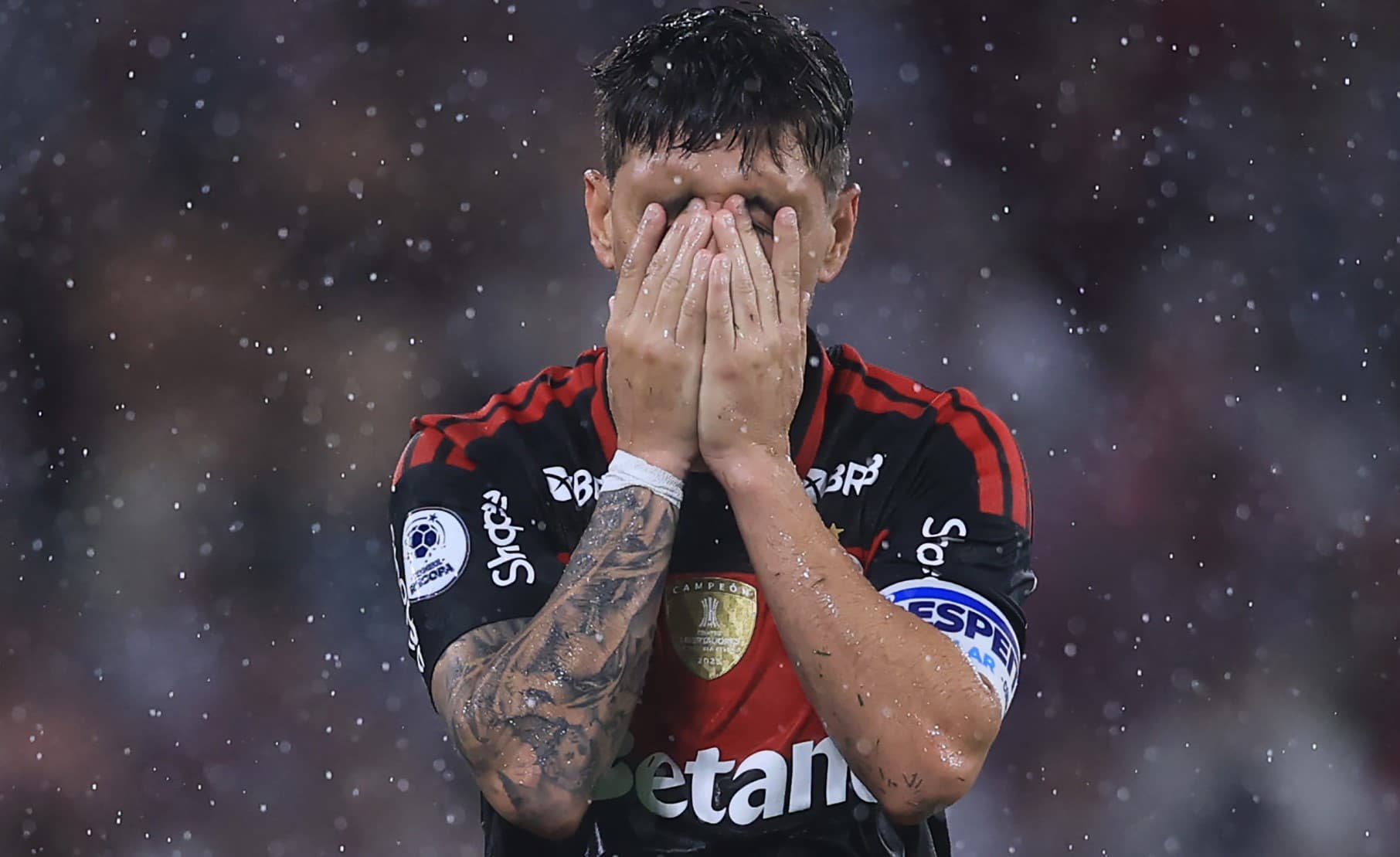 Arrascaeta leva mão ao rosto ao lamentar lance na final da Recopa contra o Lanús