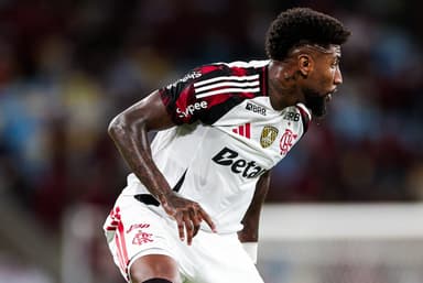 Emerson Royal pingando suor e em ação pelo Flamengo contra o Madureira no Carioca 2026