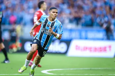 Enamorado corre para comemorar gol marcado em Grêmio x Internacional pela final do Gauchão 2026