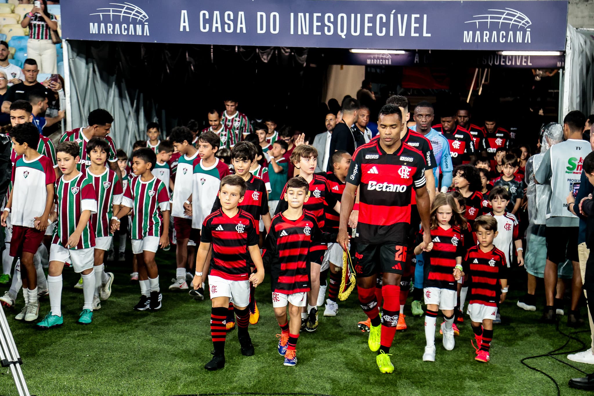 Jogadores de Flamengo e Fluminense entrando em campo no Maracanã para duelo pelo Carioca 2026