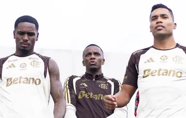 Evertton Araújo, Andrew e Alex Sandro chegam ao campo de treino no Ninho do Urubu