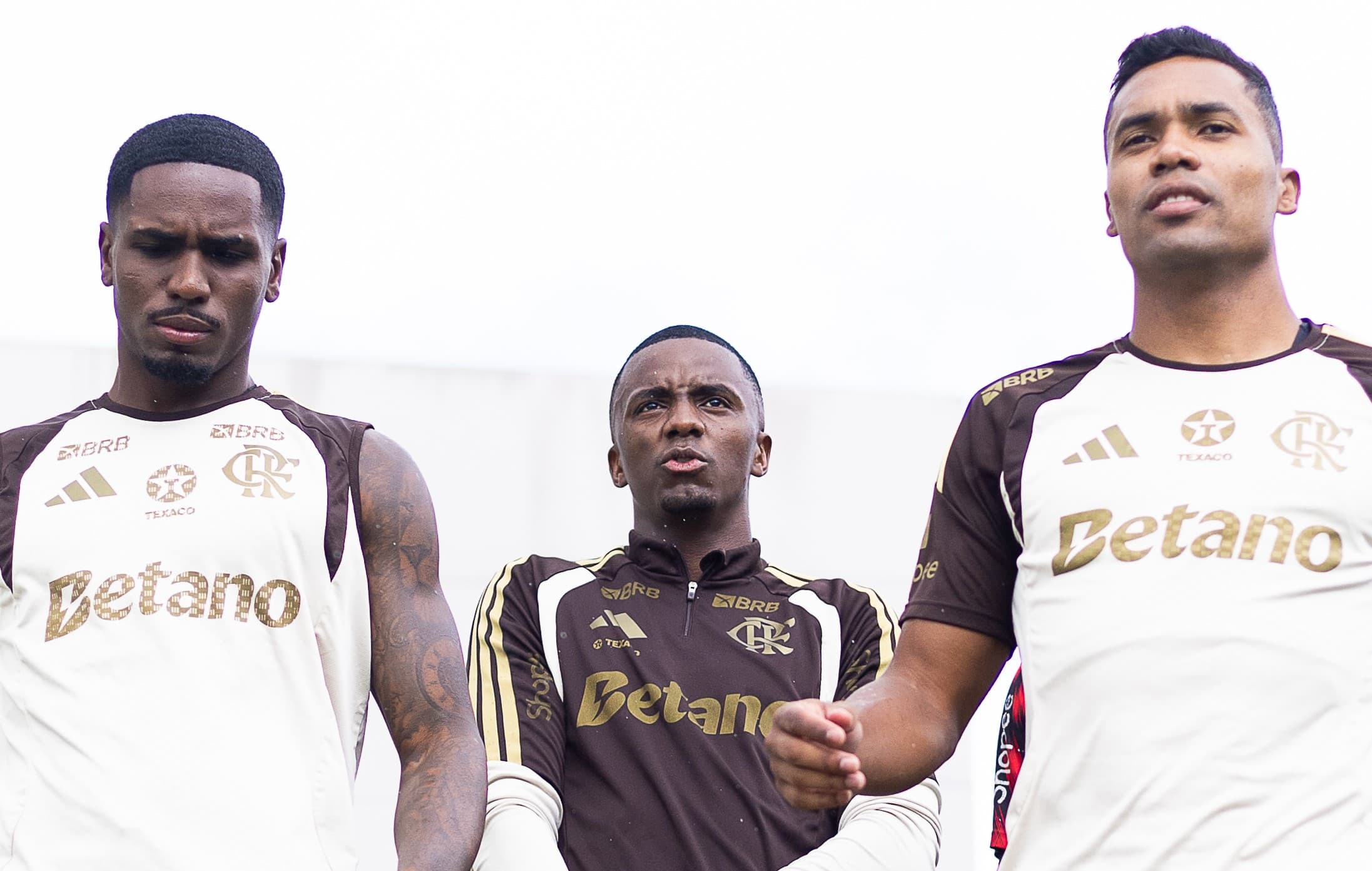 Evertton Araújo, Andrew e Alex Sandro chegam ao campo de treino no Ninho do Urubu