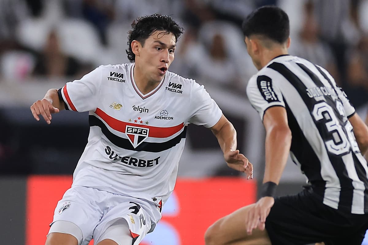 Nahuel Ferraresi tenta superar marcação de Jair Cunha em duelo entre São Paulo e Botafogo pelo Brasileirão 2025