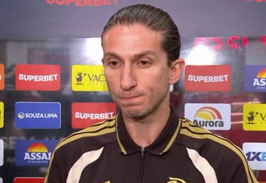 Filipe Luís com semblante acuado em entrevista pré-jogo de volta da semifinal do Carioca 2026 entre Flamengo e Madureira