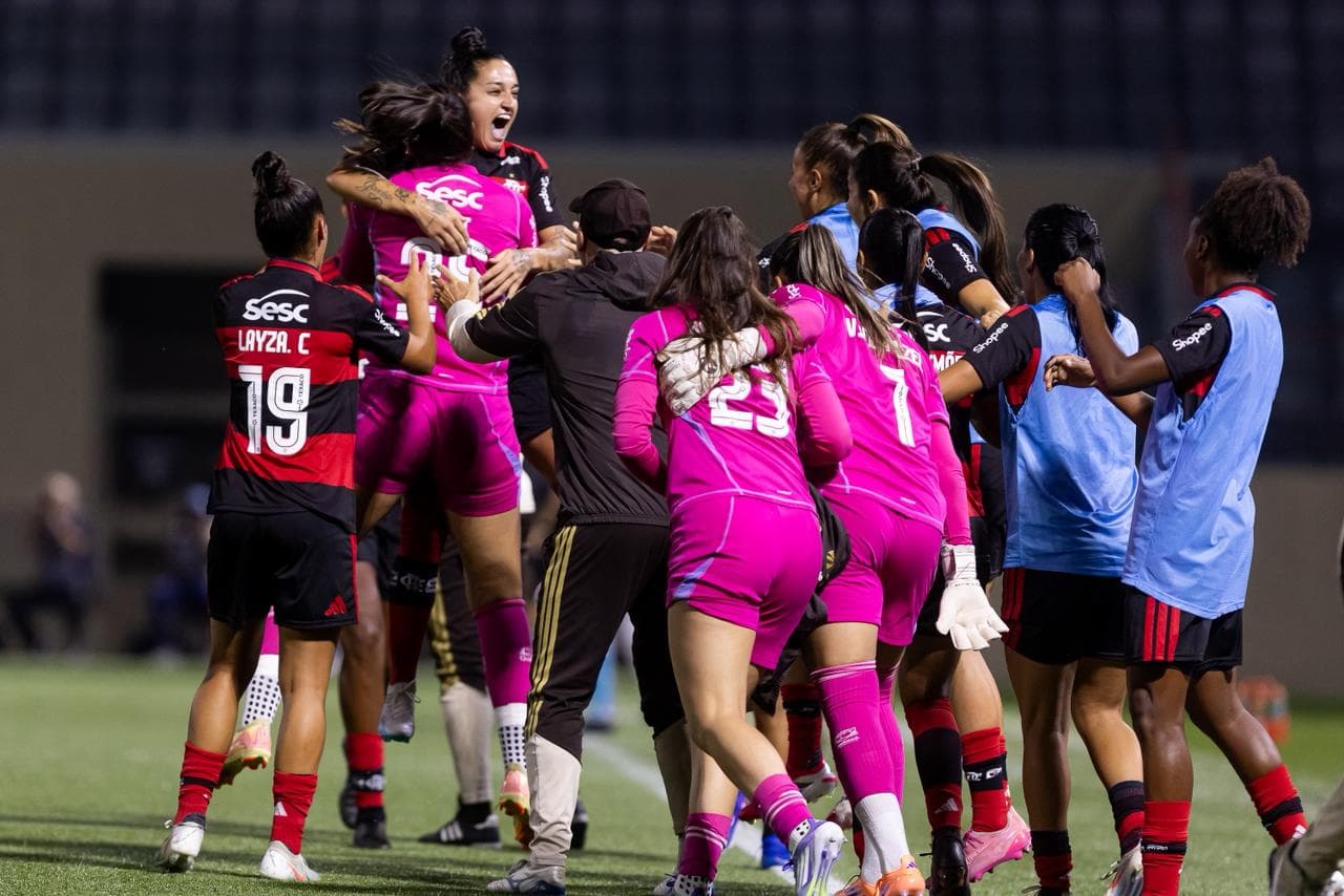 Fernanda comemora com companheiras golaço marcado pelo Flamengo contra o Palmeiras pelo Brasileirão Feminino 2026