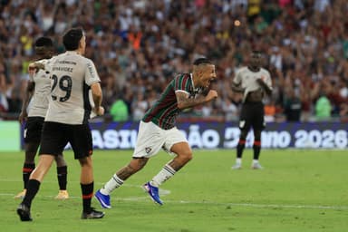 Guilherme Arana comemora gol salvador do Fluminense contra Athletico