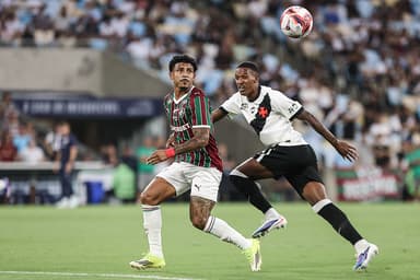 John Kennedy recebe a bola enquanto é marcado por Robert Renan