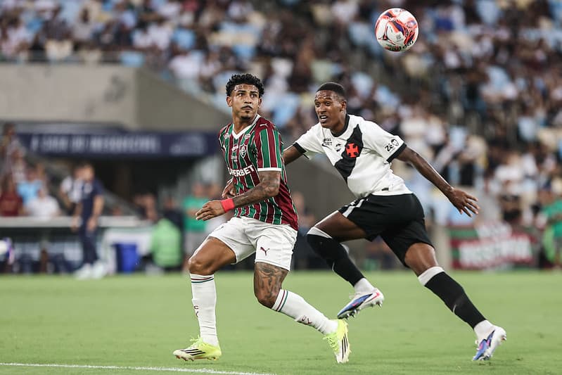 John Kennedy recebe a bola enquanto é marcado por Robert Renan