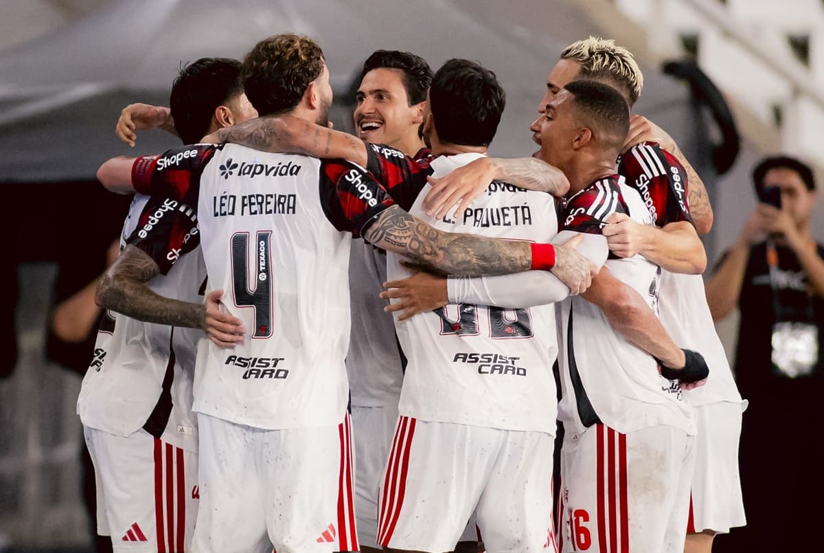 Jogadores do Flamengo se unem em roda para comemorar gol do Flamengo contra o Botafogo