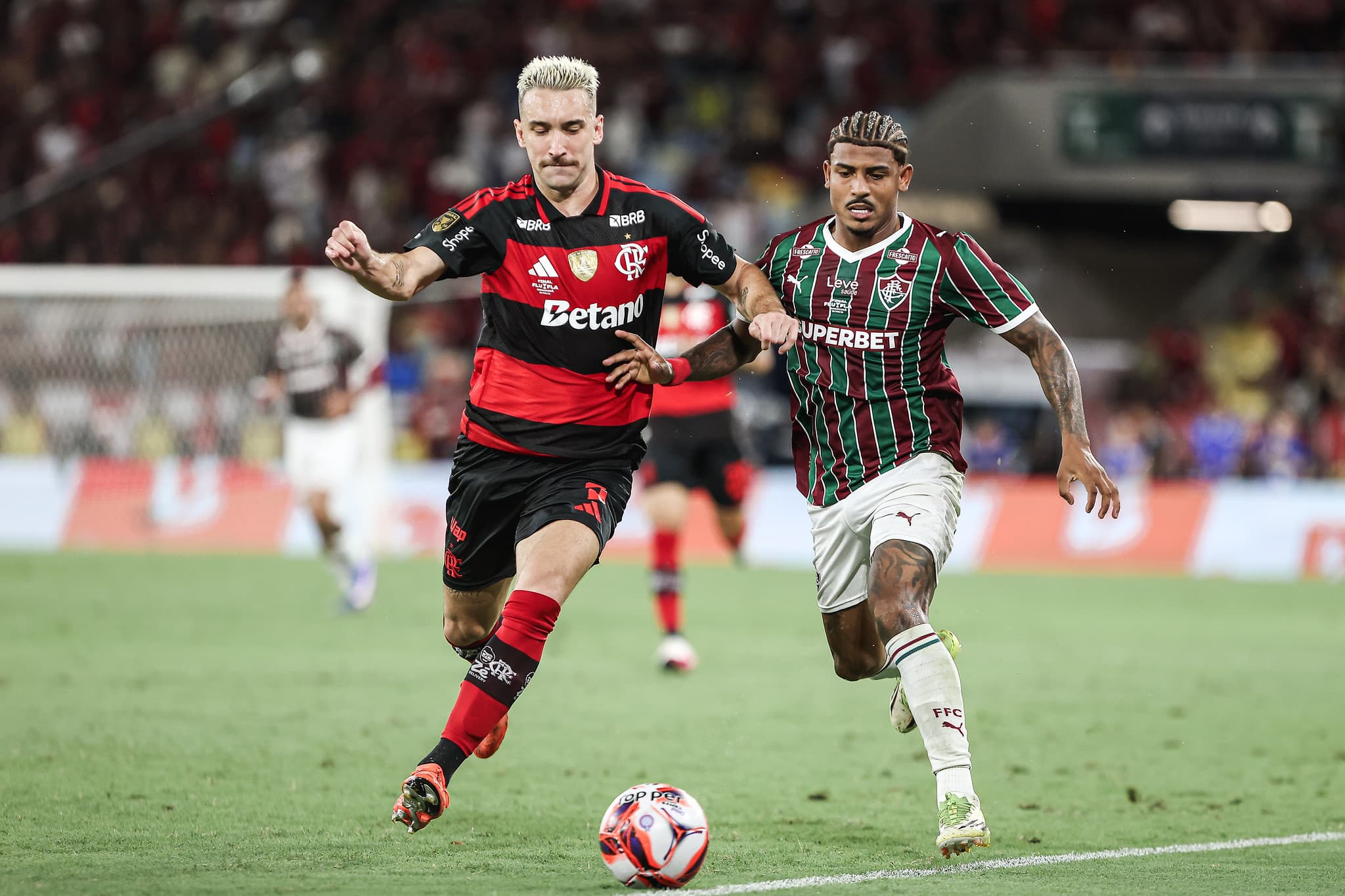 John Kennedy tenta vencer corrida contra Léo Ortiz em Fluminense 0x0 Flamengo na final do Carioca 2026