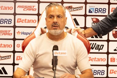 José Boto atento durante coletiva de apresentação de Leonardo Jardim no Flamengo