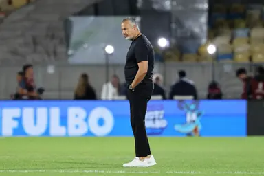 José Boto isolado no campo do Maracanã antes de Flamengo x Racing pela Libertadores 2025