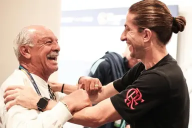 Junior e Filipe Luís se abraçam no Ninho do Urubu