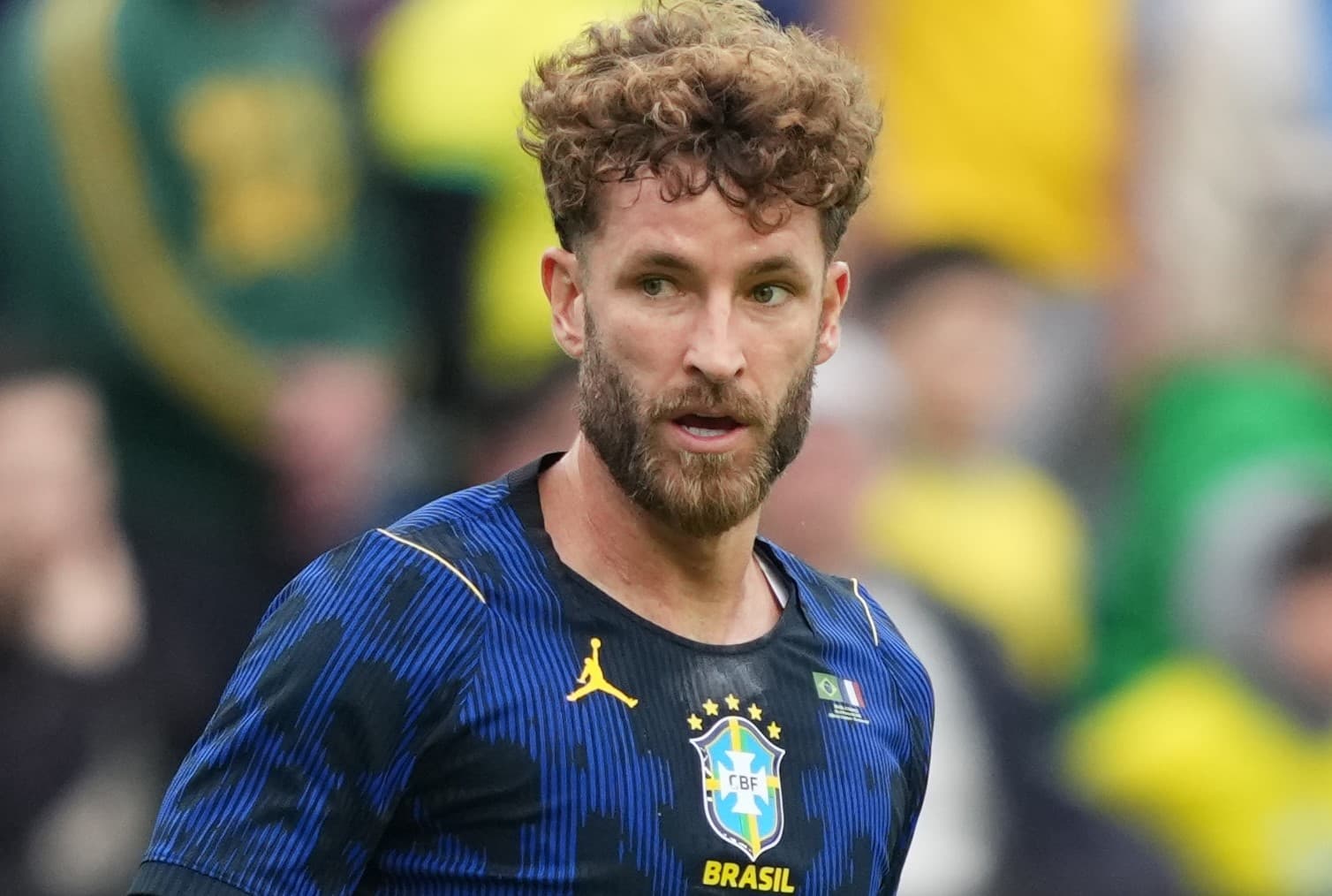 Léo Pereira com olhar atento durante jogo da Seleção Brasileira