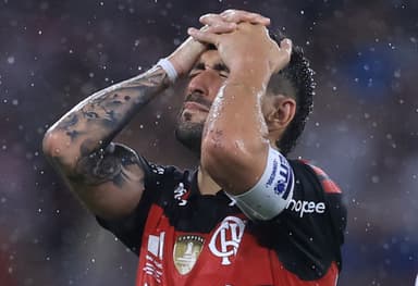 Arrascaeta leva as mãos à cabeça após desperdiçar chance