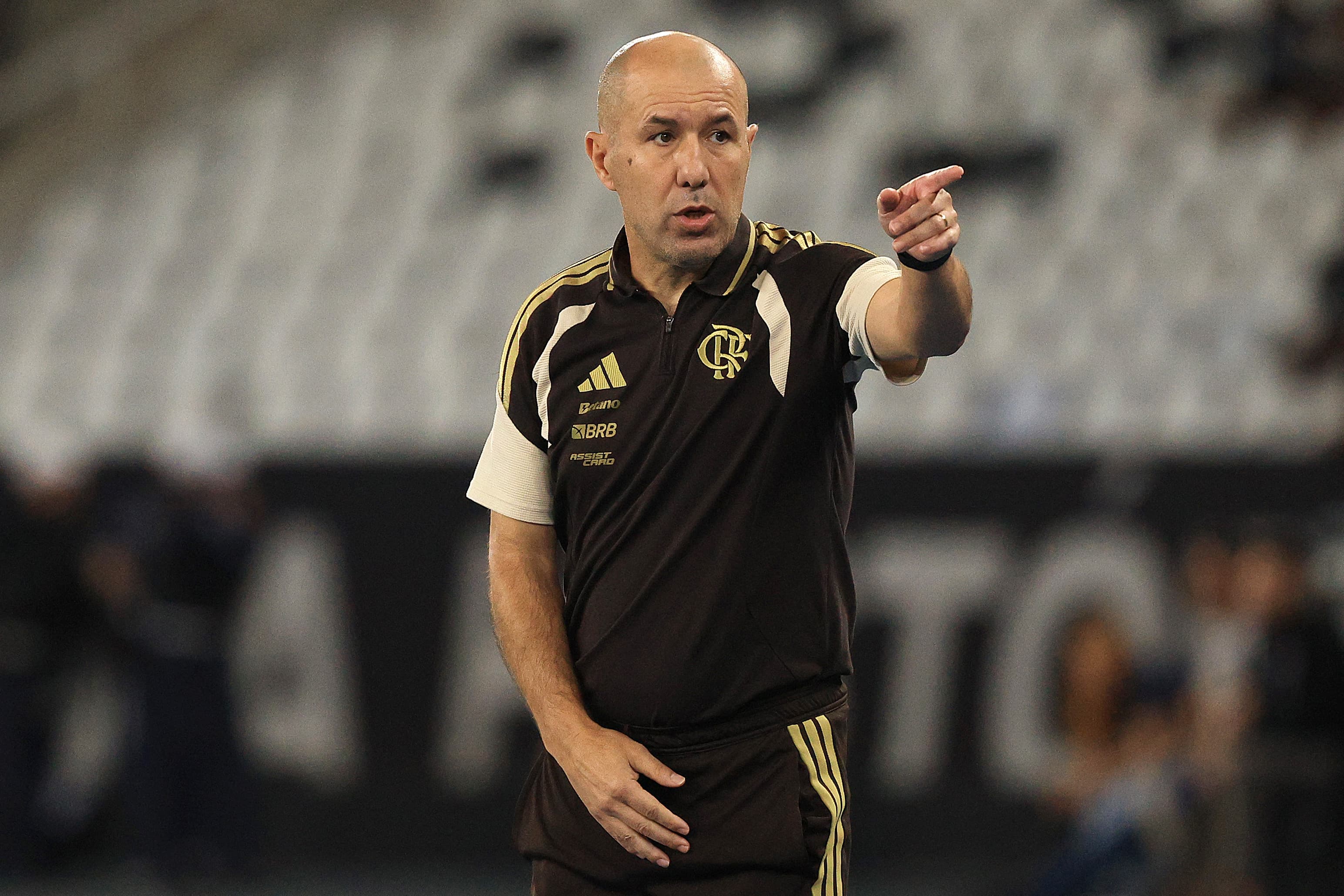 Leonardo Jardim gesticula durante vitória do Flamengo sobre o Botafogo no Nilton Santos