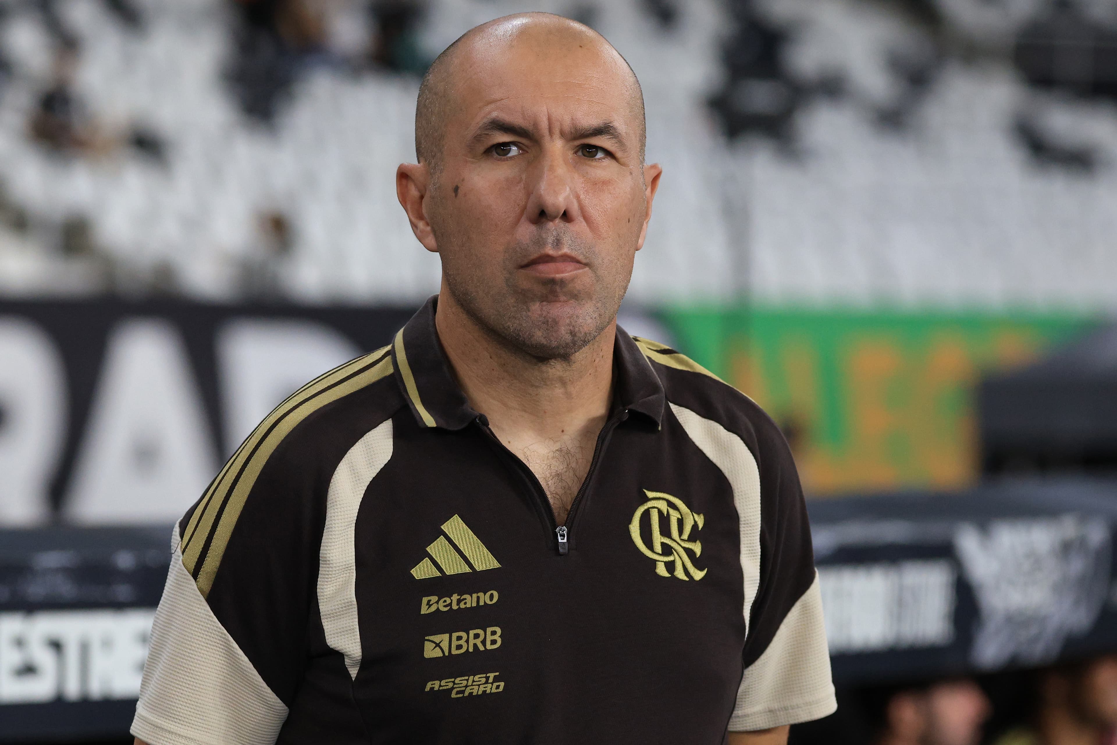 Leonardo Jardim com semblante sério durante duelo entre Flamengo e Botafogo no Nilton Santos