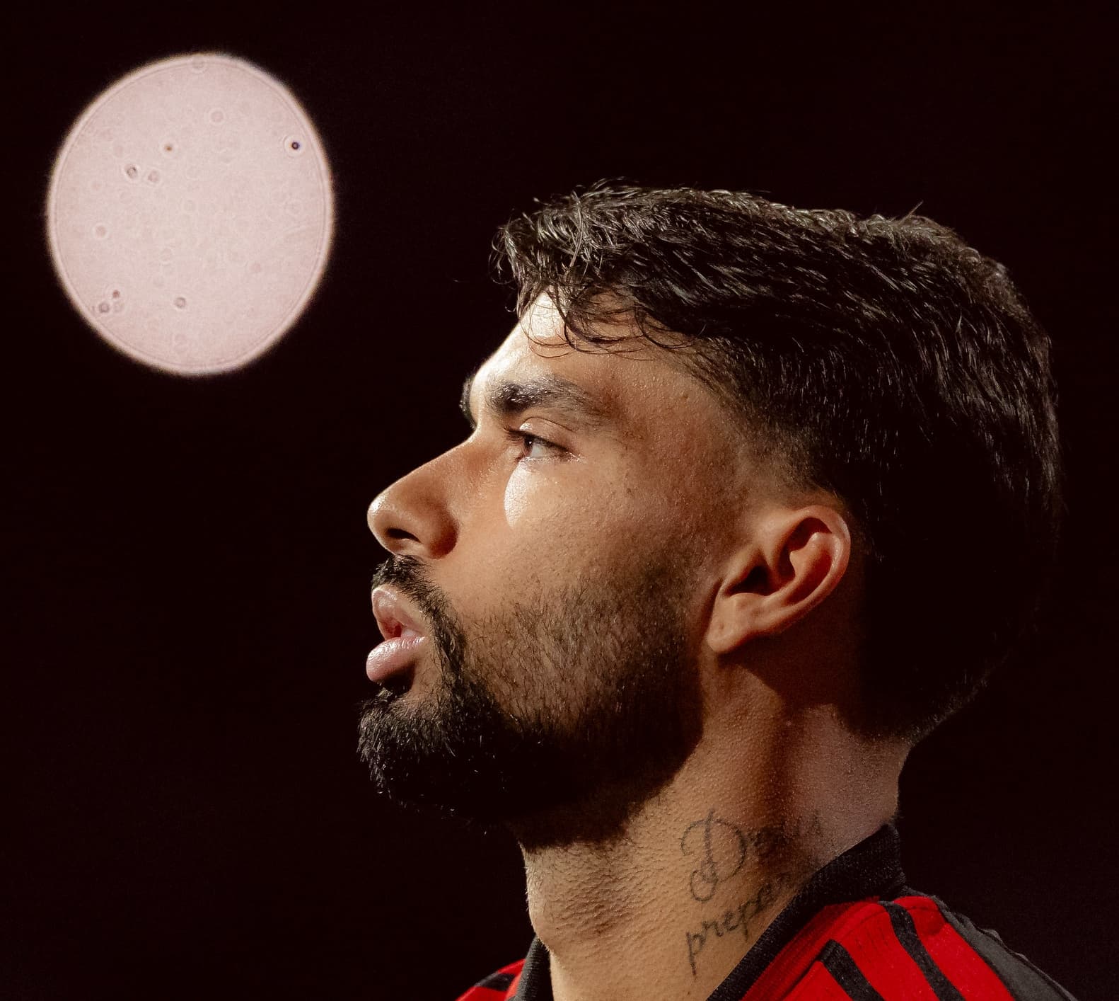 Lucas Paquetá sério olhando para o horizonte durante Corinthians 1x1 Flamengo, na Neo Química Arena, pelo Brasileirão 2026