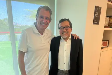 Luiz Eduardo Baptista, presidente do Flamengo, e Raul Aguirre, CEO do Bahia, posam juntos após reunião pela LiBra
