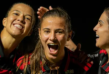 Mariana vibra após gol de empate do Flamengo contra o Cruzeiro e recebe abraço de companheiras