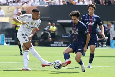 Vitinha trava chute de Mbappé durante duelo entre PSG e Real Madrid na Copa do Mundo de Clubes 2025