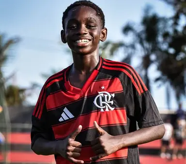 Murillo, sub-12 do Flamengo, faz dois 'hang loose' para a camêra