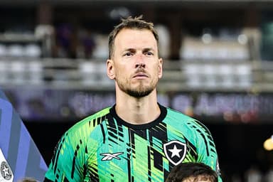 Goleiro Neto com semblante sério durante execução do hino em Botafogo 4x0 Cruzeiro pelo Brasileirão 2026